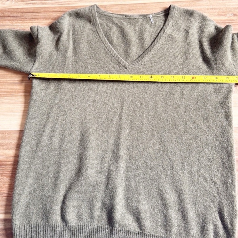 100% Cashmere Olive Green V-Neck Women's Sweater - Picture 5 of 16